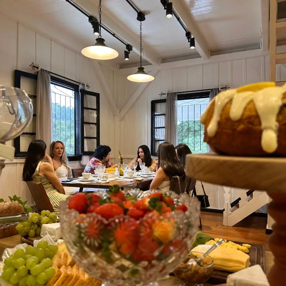 Convidadas à mesa durante o chá da tarde