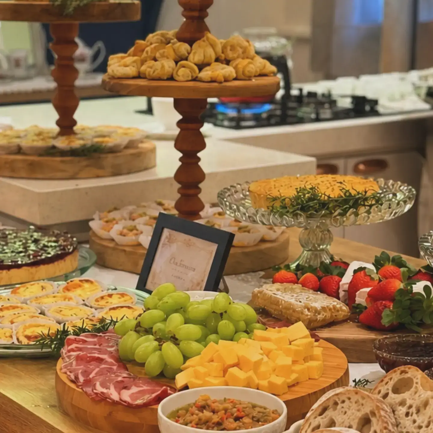 Mesa de salgados, pães e frutas do buffet
